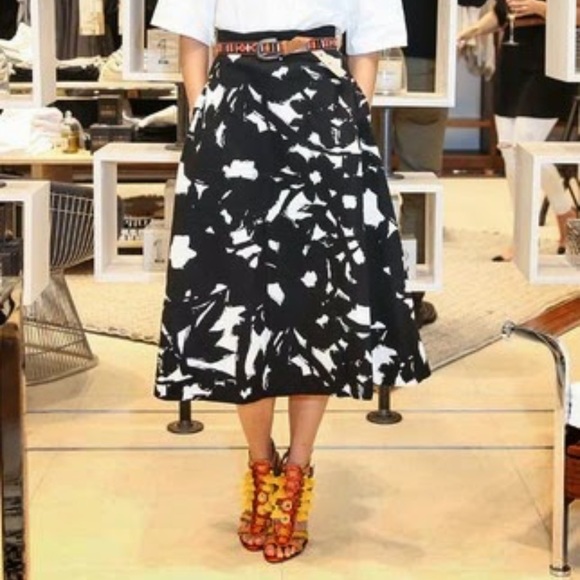 Banana Republic Dresses & Skirts - Banana Republic Black and White Floral Midi Skirt